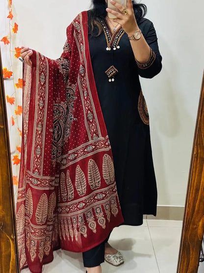 Classic-Black-Straight-Kurta-Set-with-Maroon-Printed-Dupatta