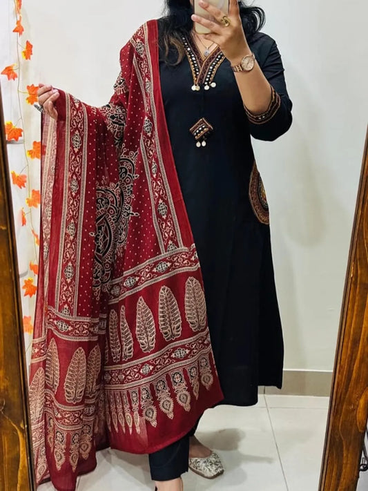 Classic-Black-Straight-Kurta-Set-with-Maroon-Printed-Dupatta