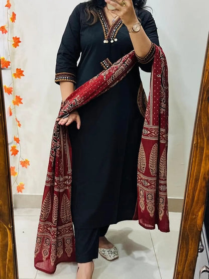 Classic-Black-Straight-Kurta-Set-with-Maroon-Printed-Dupatta