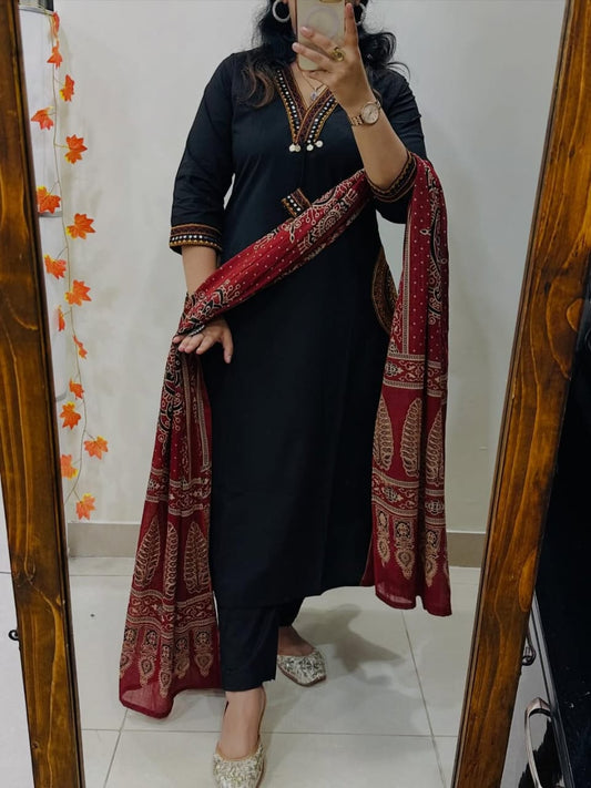 Jaipuraa Black Embroidered Kurta Set with Maroon Printed Dupatta